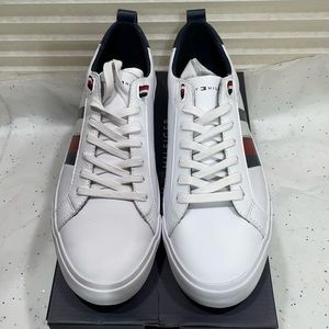 NIB Size 9 Tommy Hilfigur Sneakers